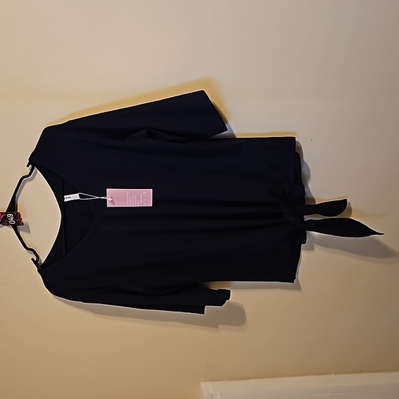 Sueani Tops - Sueani Navy V neck Elbow length sleeves top.  NWT